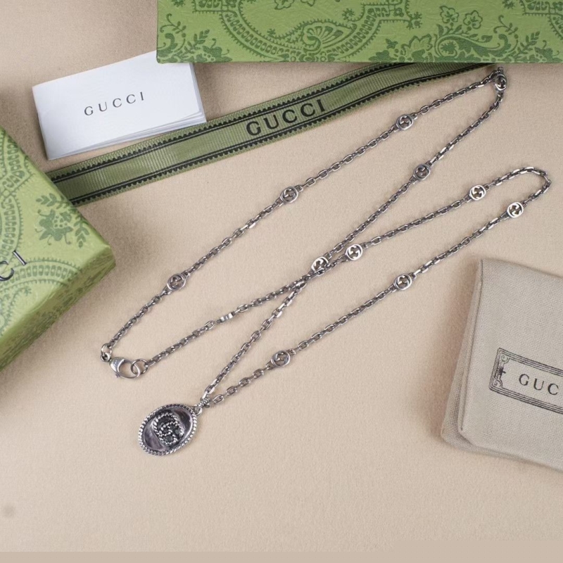 G*u*i necklaces